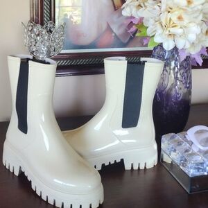 RAIN BOOTS SIZE 11